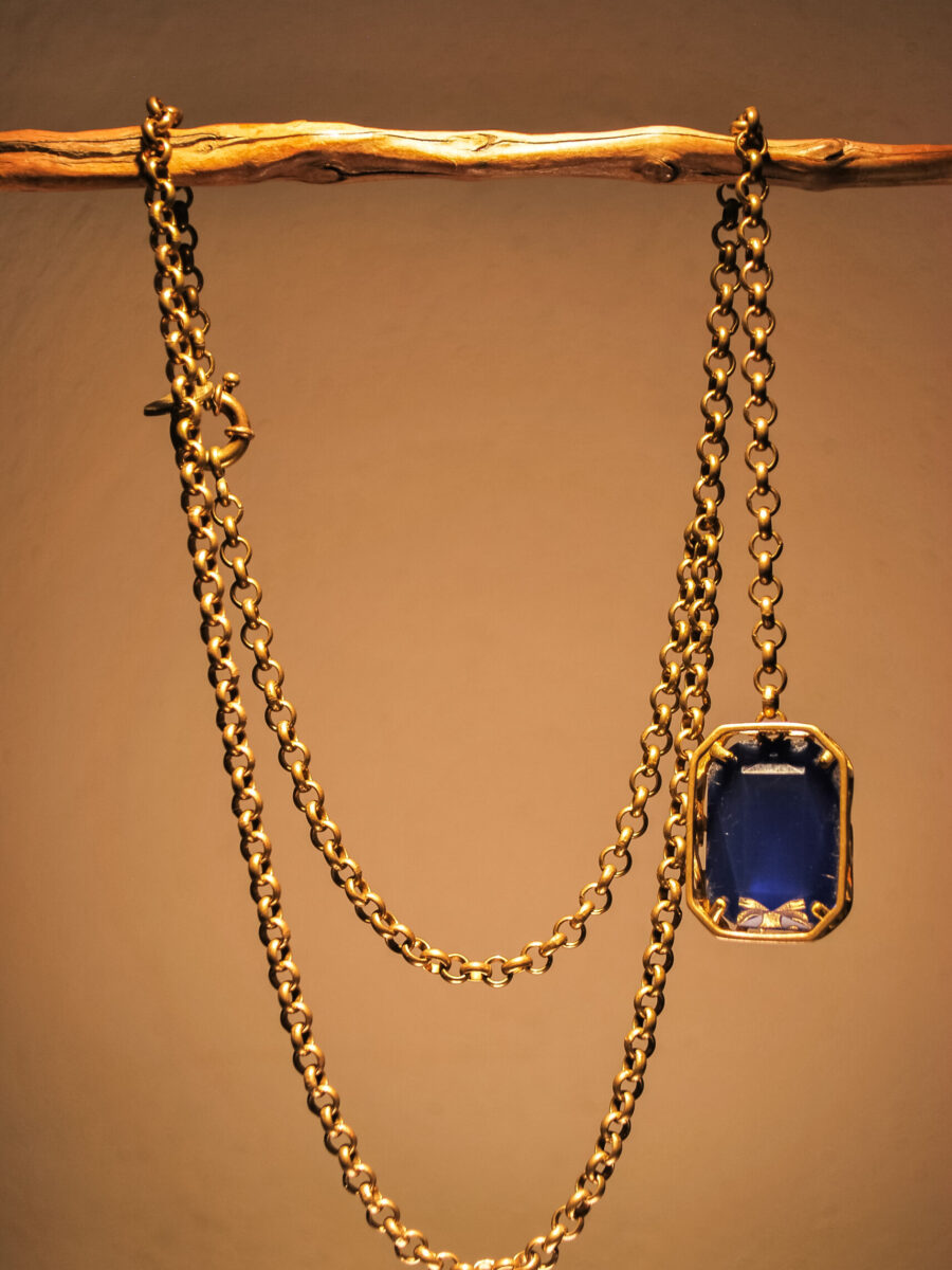Choker lungo in ottone con cristallo rettangolare blu royal
